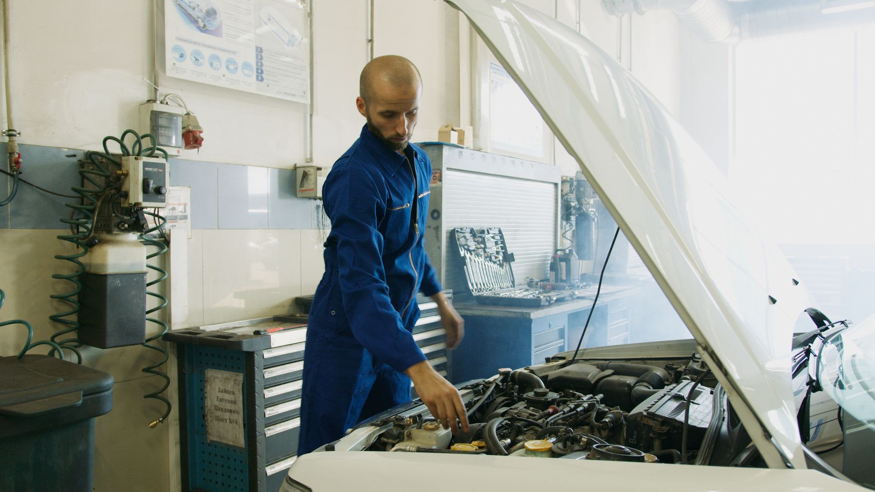Mechaniker prüft einen Motorraum in einer Werkstatt