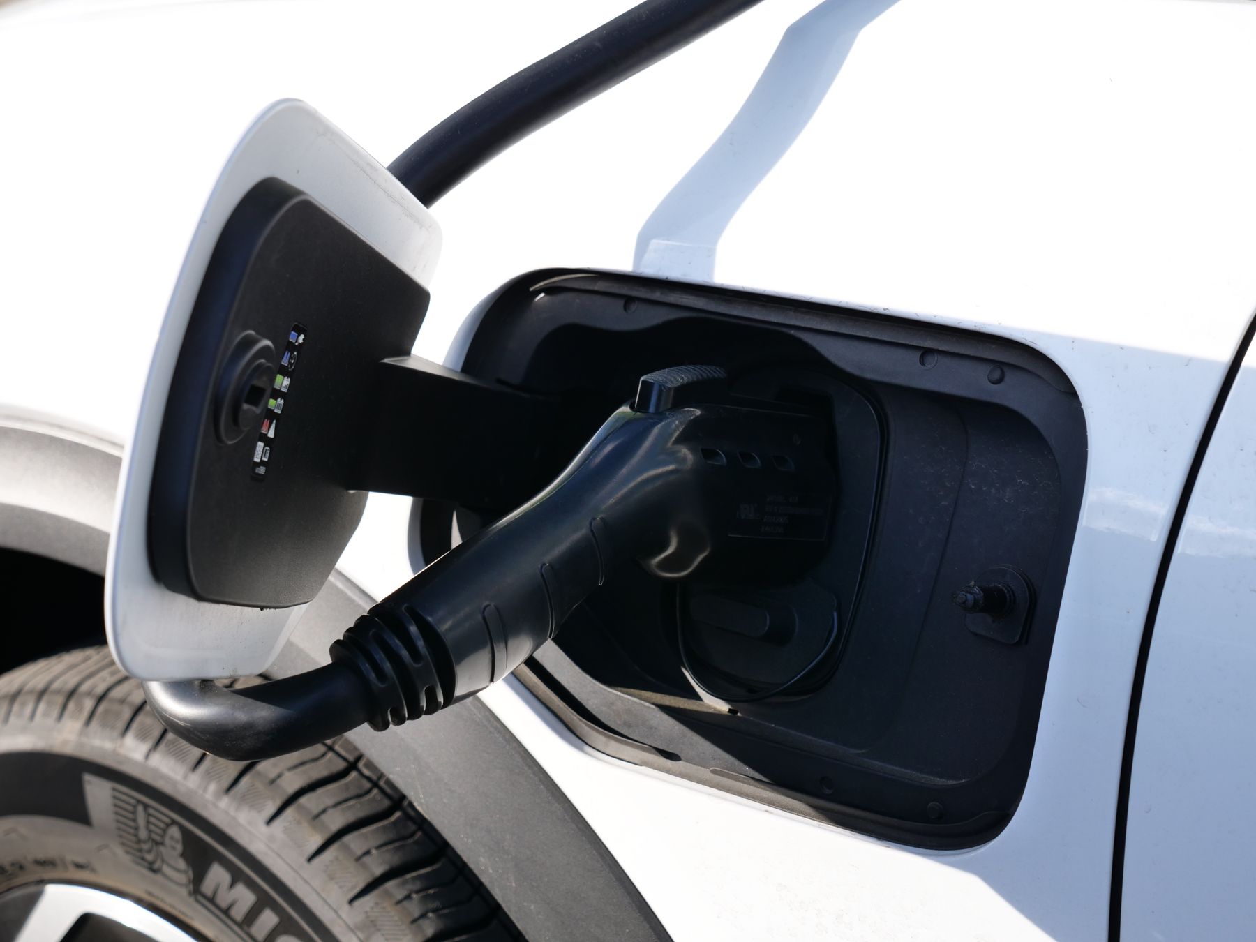 Ladestecker an einem Elektrofahrzeug