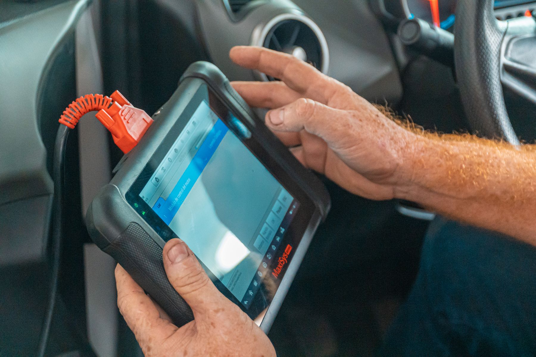 Diagnosetablet wird über die Fahrzeug-Schnittstelle genutzt